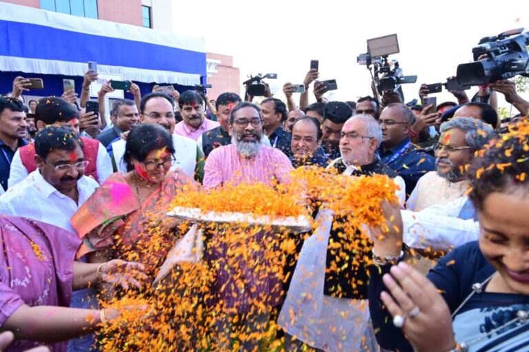 Holi Jharkhand Assembly: विधानसभा में खूब उड़े रंग-गुलाल, पक्ष और विपक्ष ने साथ खेली होली, सीएम हेमंत ने खेली फूलों की होली, शरमा गयीं कल्पना