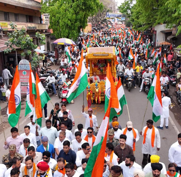 Jamshedpur Tirange Yatra: जमशेदपुर में निकली नमन की अखंड तिरंगा यात्रा, लोगों ने किया भव्य स्वागत, भारत माता, वंदे मातरम् के जयकारे से गूंजा शहर