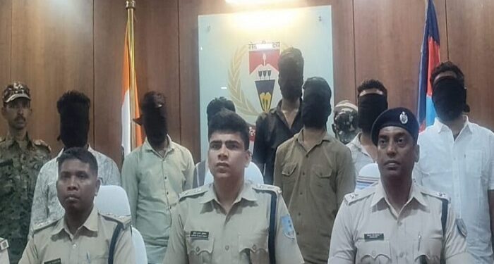 Adityapur : बड़ी वारदात की योजना नाकाम, आदित्यपुर पुलिस ने कुख्यात अपराधी छोटू राम समेत आठ लोगों को किया गिरफ्तार, हथियार बरामद