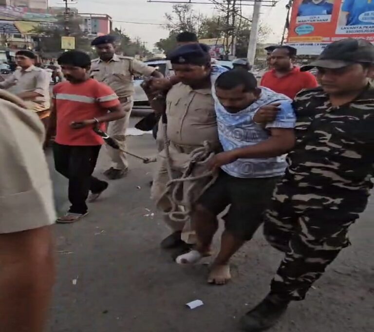 RANCHI : अमन साहू के तीन गुर्गें को पुलिस ने हथियार संग दबोचा, सड़क पर करायी परेड
