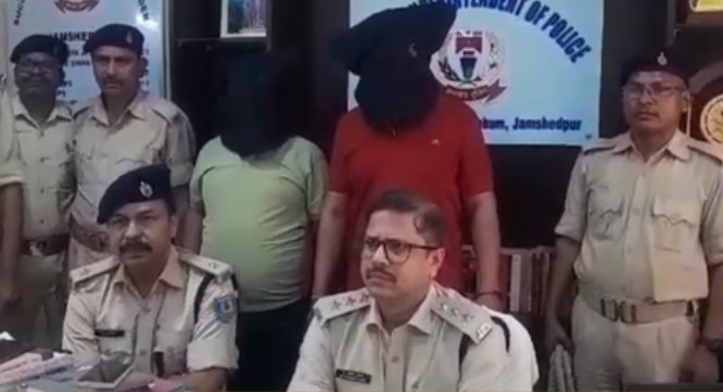 Jamshedpur : बागबेड़ा में महेश पर फायरिंग के मामले में हथियार के साथ दो गिरफ्तार