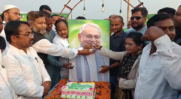 BIHAR : गंगा नदी के बीचों-बीच क्रूज पर मुख्यमंत्री का मनाया गया 74वां जन्मदिन
