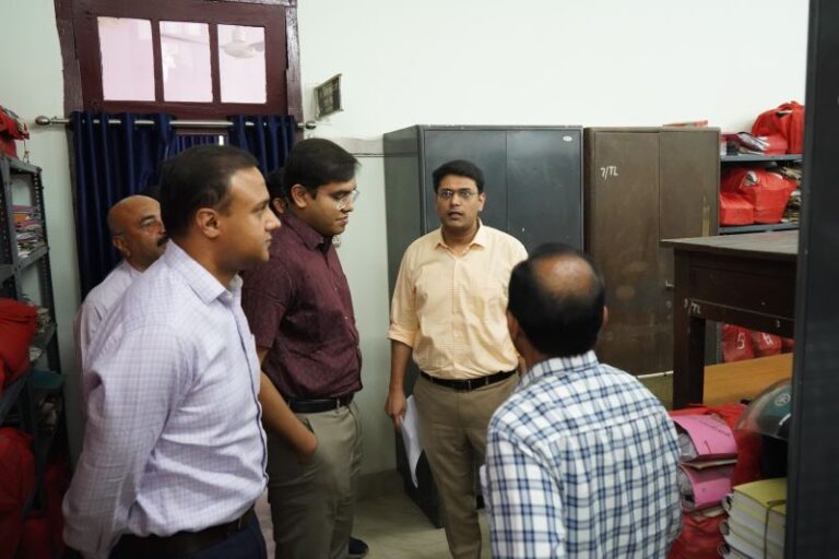 उपायुक्त ने टाटा लीज, खेल एवं सामाजिक सुरक्षा कार्यालय का किया निरीक्षण, महत्वपूर्ण संचिका, पंजी को जांचा