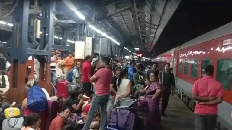New Delhi Station पर फिर बने भगदड़ जैसे हालात, जीएम भी पहुंचे, रेलवे का भगदड़ जैसे हालात से इंकार