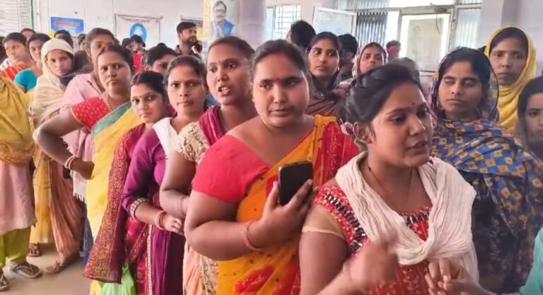 मंईयां के सब्र का बांध टूटा, दुमका में योजना की राशि से वंचित महिलाओं का प्रखंड पर जुटान