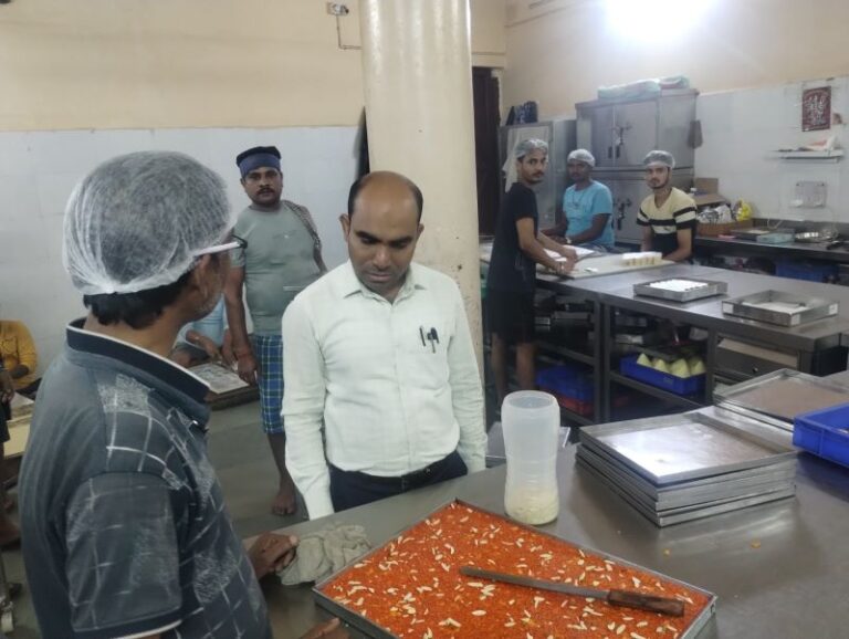 JAMSHEDPUR : छप्पन भोग और गणगौर से लिया गया मिठाई का सैंपल, भेजा जायेगा रांची