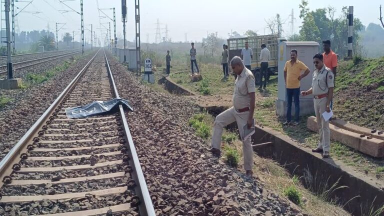 Gamharia Murder: गम्हरिया में महिला की निर्मम हत्या, धारदार हथियार से गर्दन, दोनों हाथ और नाजुक अंगों को काटा, नग्न शव रेलवे ट्रैक पर मिला, दुष्कर्म की आशंका