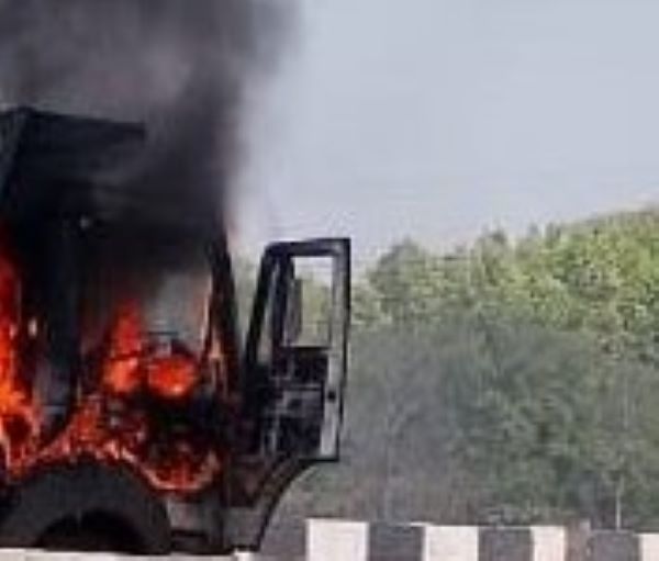 चांडिल के नए ओवरब्रिज के पास कोयला लोड हाईवा में लगी आग, धू-धू कर जला