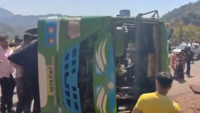 Jammu Kashmir : जम्मू में बड़ा हादसा, बस पलटने से 22 महिलाओं सहित 30 यात्री घायल