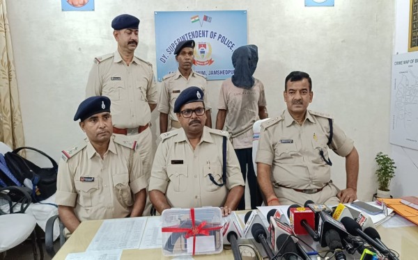 Jamshedpur : बेखौफ कट्टा लहरा रहा था युवक, पुलिस ने धर दबोचा