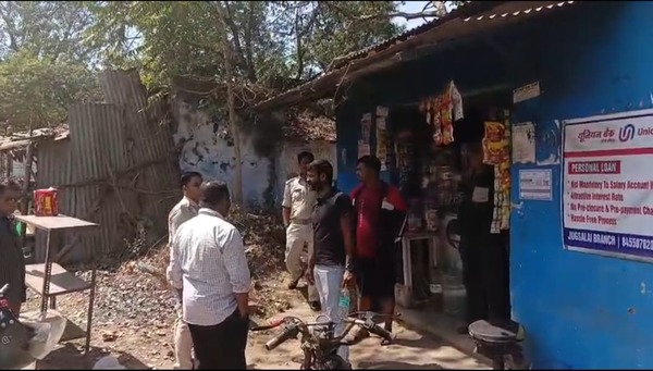 Jamshedpur : लोको कॉलोनी में दीवार तोड़कर दो दुकानों में चोरी, सीसीटीवी खंगाल रही पुलिस