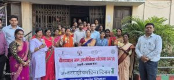 Jamshedpur . मानगो नगर निगम ने महिलाओं को किया सम्मानित, केक कटा