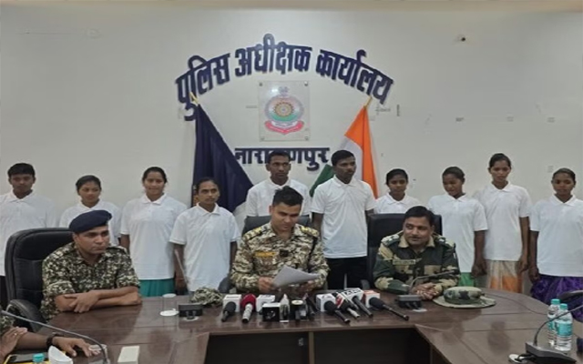 छत्तीसगढ़ के नारायणपुर में 40 लाख रुपए के इनामी 11 नक्सलियों ने किया आत्मसमर्पण