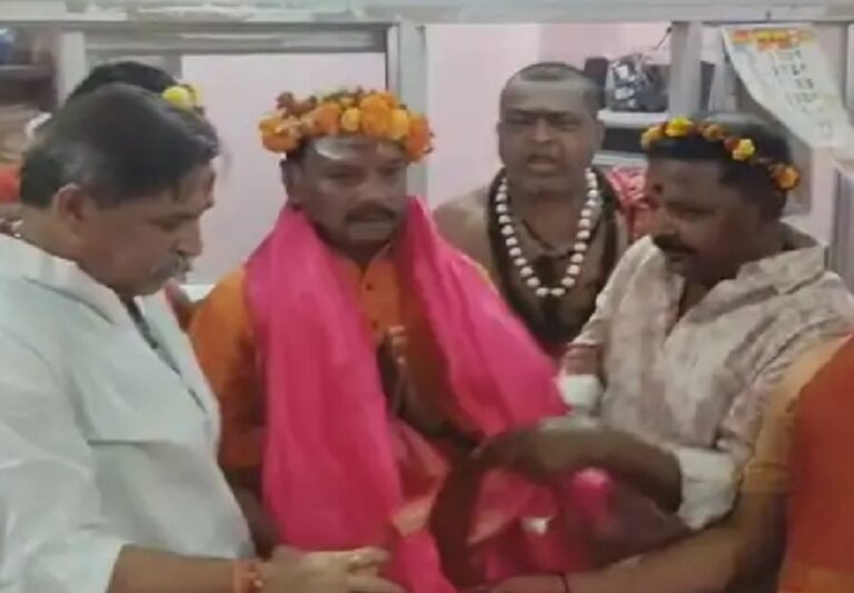 पूर्व सीएम रघुवर दास ने परिवार संग देवघर में बाबा बैद्यनाथ की पूजा-अर्चना की, बासुकीनाथ धाम भी गये