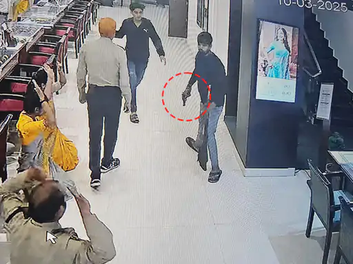 BIHAR : आरा के तनिष्क शोरूम में 2 करोड़ से अधिक की लूट, गार्ड और कर्मचारियों की पिटाई