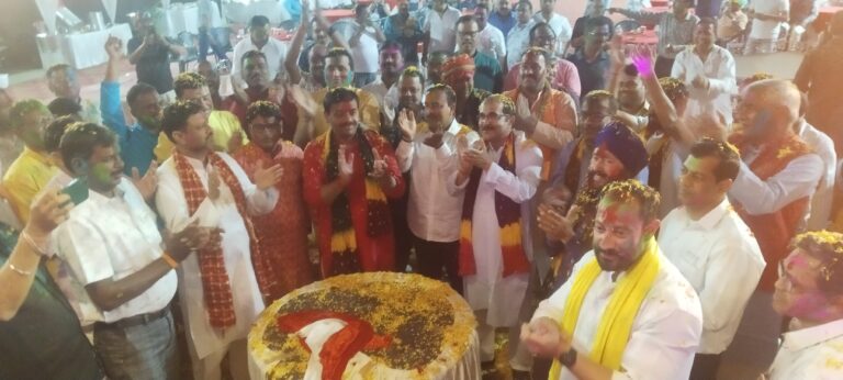 टाटा मोटर्स : रिक्रेएशन क्लब में प्रबंधन एवं यूनियन के होली मिलन में गीतों पर झूमे लोग