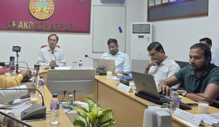 सुरक्षित परिचालन के लिए चल रहे कार्य के कारण विलंब से चल रही ट्रेनें, जल्द मिलेंगी बेहतर सुविधाएं : डीआरएम