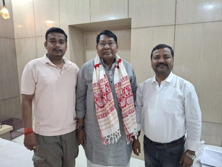 Chaibasa: कांग्रेस के वरिष्ठ नेता और पूर्व वित्त मंत्री डॉ रामेश्वर उरांव पहुंचे चाईबासा, विकास कार्यों पर की चर्चा