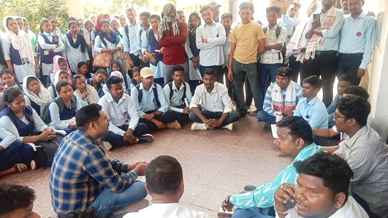 Kolhan University : पीजी इतिहास के इंटर्नल मार्क्स को लेकर हंगामा, परीक्षा नियंत्रक का घेराव