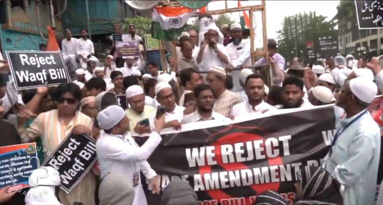 वक्फ बिल के खिलाफ रांची-कोलकाता समेत कई शहरों में सड़क पर उतरे मुस्लिम समाज के लोग, अहमदाबाद में 50 हिरासत में