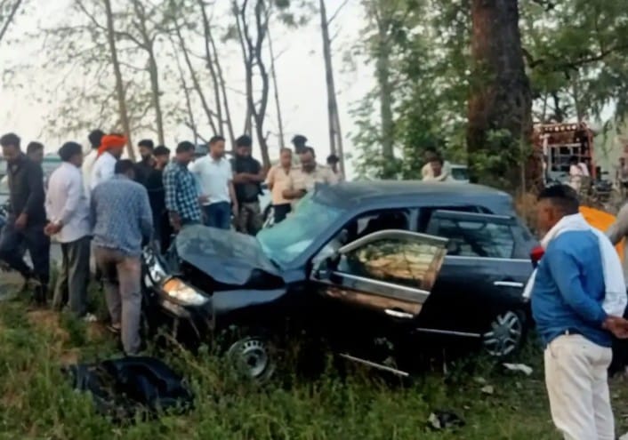 Jharkhand Accident: पलामू में NH 98 पर सड़क हादसा, ट्रक से टकरायी कार, फिर खाई में गिरी, एक की मौत, चार लोग घायल