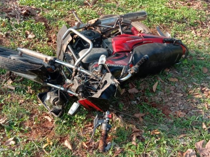 Chaibasa Accident: चाईबासा के झींकपानी में बाइक से गिरकर युवक की मौत, दूसरा गंभीर