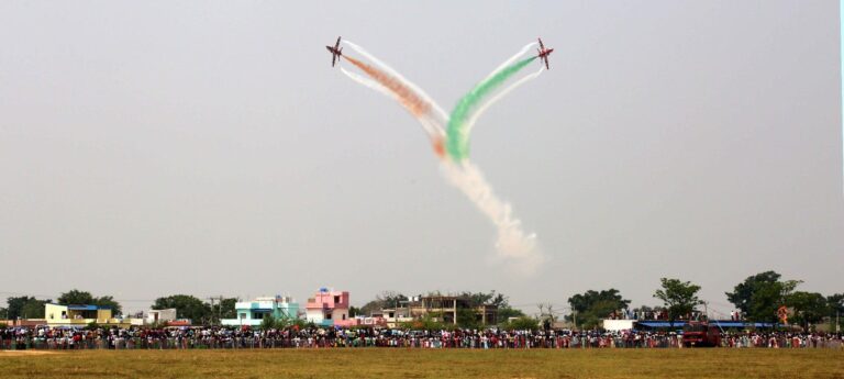 Ranchi Air Show: एयर शो का अंतिम दिन रहा खास, वायुसेना की सूर्यकिरण एयरोबेटिक्स टीम ने एक घंटे तक हैरतअंगेज़ करतबों से लोगों को किया रोमांचित