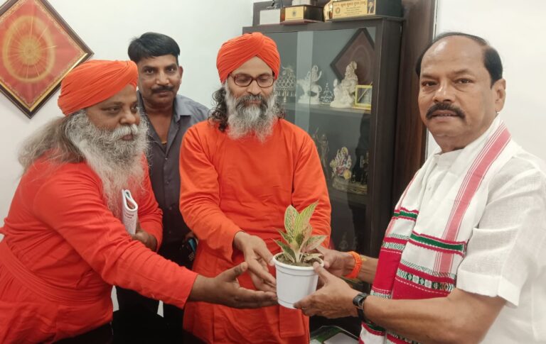 आनंदमार्गियों ने रघुवर दास एवं विधायक पूर्णिमा साहू को स्मारिका भेट की