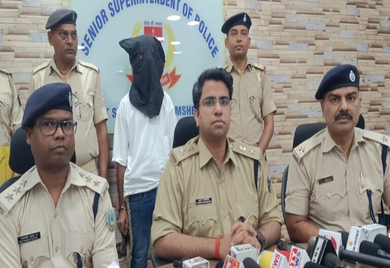 Jamshedpur: आजाद नगर फायरिंग मामले में पुलिस ने बड़ी सफलता, मुख्य आरोपी इमरान उर्फ विक्की हथियार के साथ गिरफ्तार, शहर से भागने की फिराक में था
