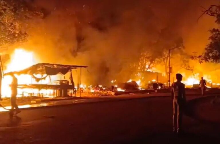 Jharkhand: बोकारो रेलवे स्टेशन के पास स्थित फुटपाथ दुकानों में भीषण आग, कई दुकानें खाक, लाखों का नुकसान