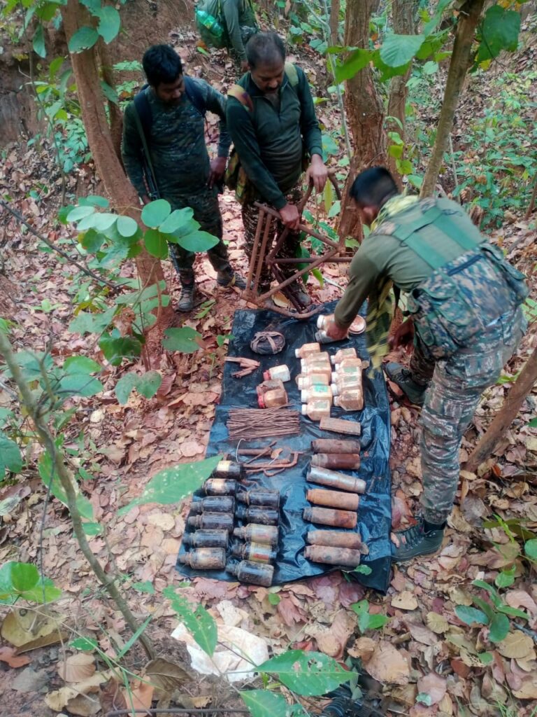 Chaibasa Naxal: पश्चिमी सिंहभूम में सुरक्षाबलों की बड़ी सफलता, सारंडा में नक्सल डंप ध्वस्त, हथियार व विस्फोटक बरामद