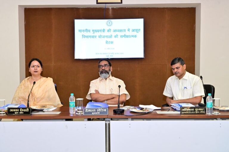 विकास योजनाओं को समय से पहले पूरा करने का प्रयास करें अधिकारी : मुख्यमंत्री