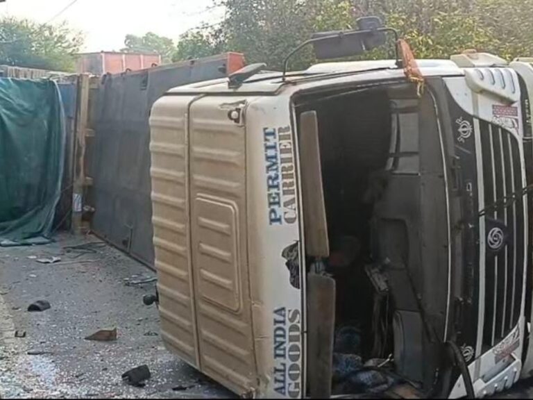 Jamshedpur Accident: साकची में हाथी-घोड़ा मंदिर के पास गैस सिलेंडर से भरा ट्रेलर डिवाइडर से टकरा कर पलटा, बड़ा हादसा टला, चालक गंभीर
