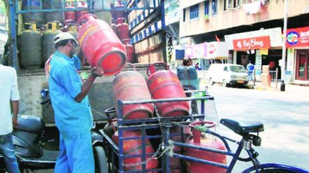 LPG Price Hike: ईरान संकट के बीच महंगाई का झटका, घरेलू एलपीजी सिलेंडर 60 रुपये महंगा, वाणिज्यिक सिलेंडर के दाम भी 114.5 रुपये बढ़े