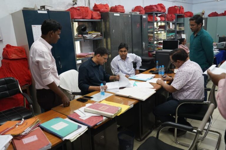 डीसी ने नीलामपत्र शाखा का किया निरीक्षण, बायोमीट्रिक उपस्थिति नहीं दर्ज कराने वालों को दी चेतावनी