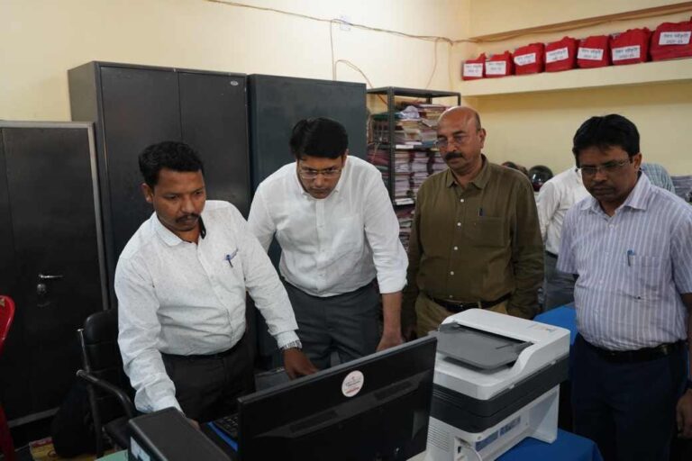 Jamshedpur: उपायुक्त अनन्य मित्तल जमशेदपुर प्रखंड सह अंचल कार्यालय पहुंचे, कामकाज की समीक्षा की, बोले, जमीनों पर अवैध कब्जा हुआ तो बर्खास्त होंगे अधिकारी
