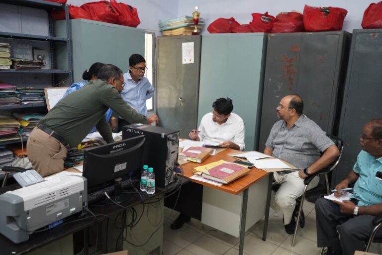 उपायुक्त ने बायोमीट्रिक से उपस्थिति दर्ज कराने पर दिखायी सख्ती, विधि शाखा के निरीक्षण में दिये निर्देश