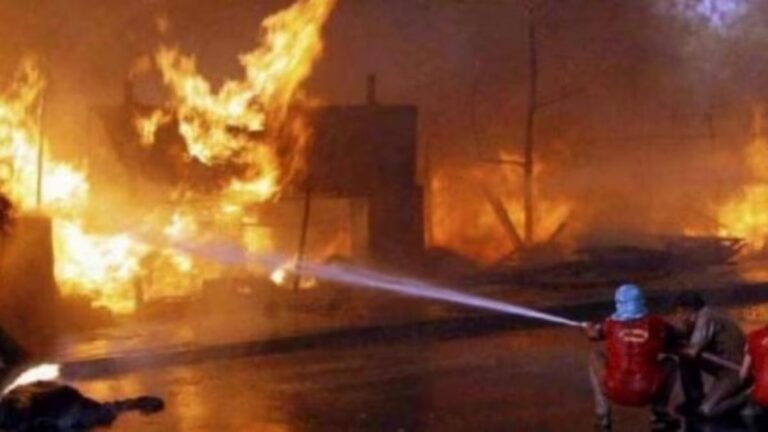 Blast in Firecracker Factory: गुजरात के बनासकांठा में पटाखा फैक्टरी में भीषण आग, 13 लोगों की मौत, NDRF ने शुरू किया रेस्क्यू आपरेशन