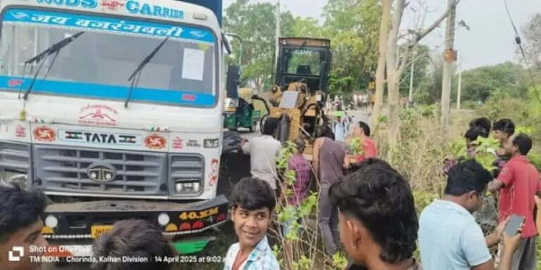 Galudih Accident: पत्थर लदे हाइवा ने सड़क निर्माण में लगी जेसीबी को मारी टक्कर, बाल-बाल बचा चालक, गालूडीह-नरसिंहपुर रोड पर ओवरटेक करने में हुआ हादसा