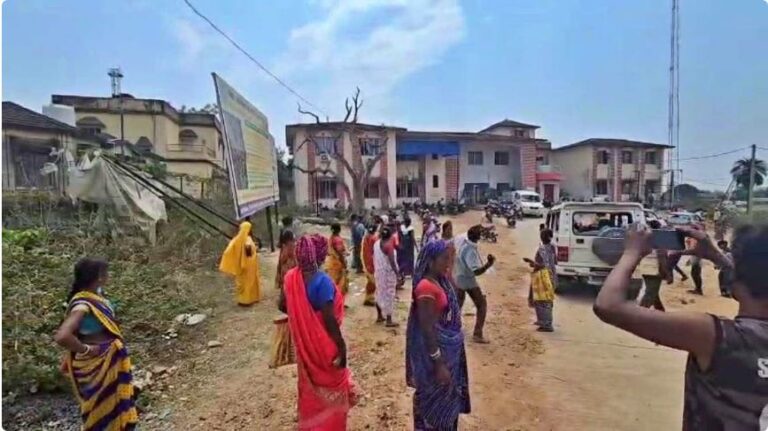 Jharkhand : गिरिडीह का तिसरी अंचल कार्यालय बना रणक्षेत्र, किसान जनता पार्टी के सदस्यों ने की तोड़फोड़
