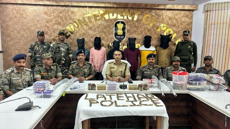 Jharkhand: AK-47 व AK-56 के साथ TSPC के छह उग्रवादी गिरफ्तार, 1102 जिंदा गोली, .315 के चार राइफल, एक ऑटोमैटिक रिवॉल्वर भी बरामद
