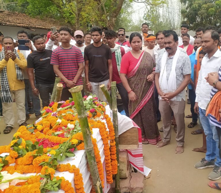 Jaganathpur; पूर्व मुख्यमंत्री मधु कोड़ा की मां पंचतत्व में विलीन, पैतृक गांव पताहातू में हुआ अंतिम संस्कार