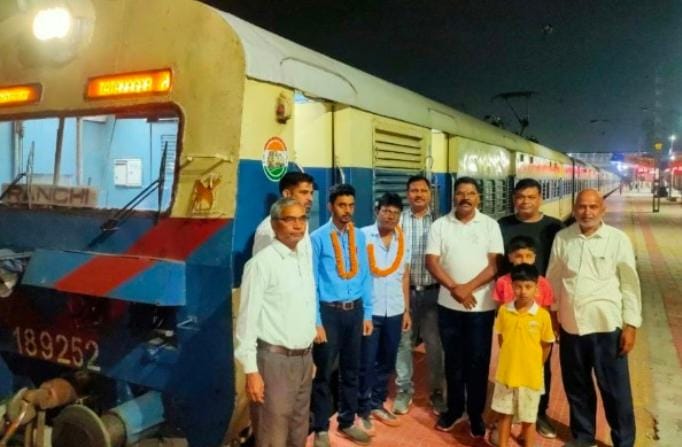 Adityapur Railway Station: आदित्यपुर स्टेशन से टाटा-हटिया मेमू ट्रेन का संचालन शुरू, टाटानगर में यात्रियों की भीड़ कम करने को लेकर यह फैसला
