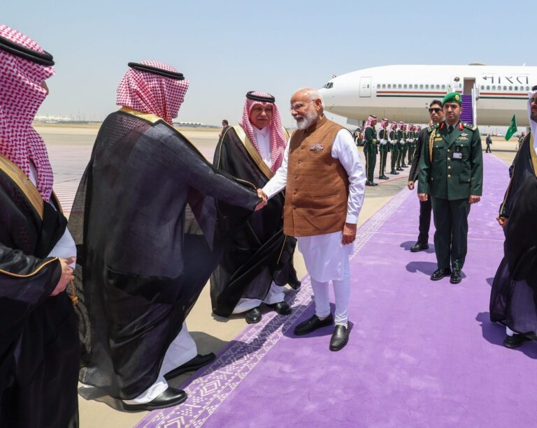 PM Modi सऊदी अरब पहुंचे, इससे पहले F15 लड़ाकू विमानों ने प्रधानमंत्री मोदी के विमान को प्रदान की सुरक्षा