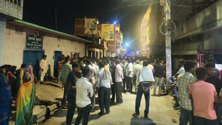 Jharkhand: पलामू में 11 साल की नाबालिग के साथ दुष्कर्म के बाद पत्थर से कूचकर हत्या, आरोपी के घर से मिली लाश, आक्रोशित लोगों ने युवक को पीटा, पुलिस से झड़प