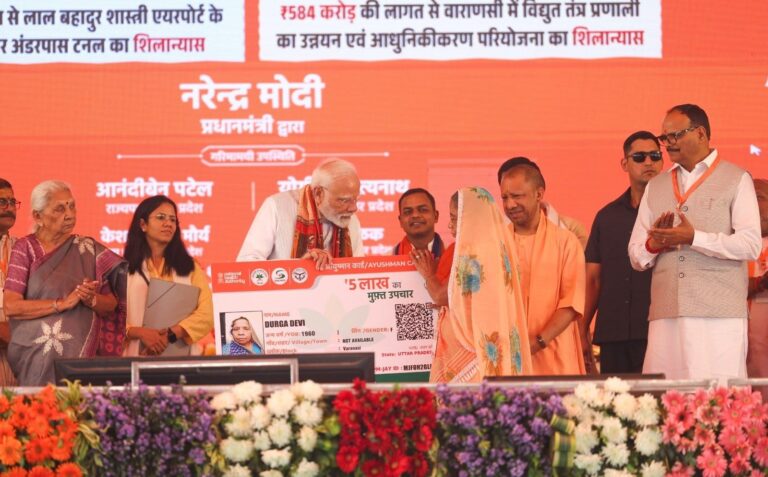 Pm Modi Visit Varanasi: प्रधानमंत्री ने वाराणसी में 3,880 करोड़ रुपये की 44 परियोजनाओं की रखी आधारशिला, विपक्षी दलों पर साधा निशाना, बोले- वे केवल परिवार के हितों को आगे बढ़ाते हैं