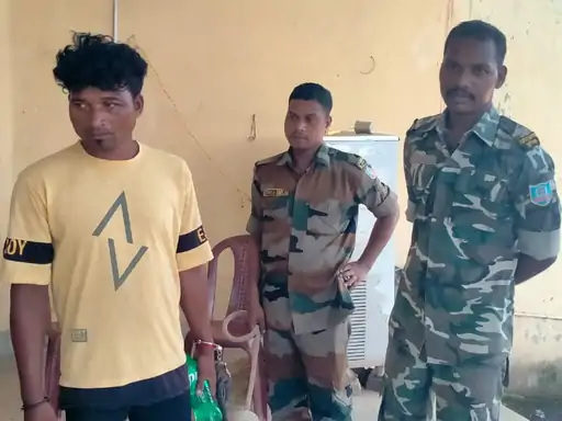 Chaibasa Crime: बहला-फुसलाकर 8 साल की बच्ची से किया दुष्कर्म, आरोपी गिरफ्तार, ग्रामीणों ने युवक की जमकर की पिटाई