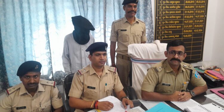 Jamshedpur : सुन्दरनगर में कट्टा और चार जिंदा गोली के साथ एक गिरफ्तार, शराब नहीं देने पर दी जान से मारने की धमकी
