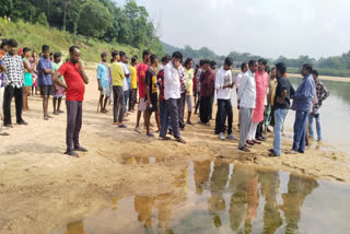 Jamshedpur: स्वर्णरेखा नदी में नहाने गये थे दो दोस्त, दोनों डूबे, गोताखोरों की मदद से ढूंढने की कोशिश, पर अब तक नहीं मिला सुराग