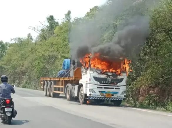 Jamshedpur: आग की लपटों में घिरा चलता ट्रेलर, चालक और खलासी ने गाड़ी से कूद कर बचायी अपनी जान